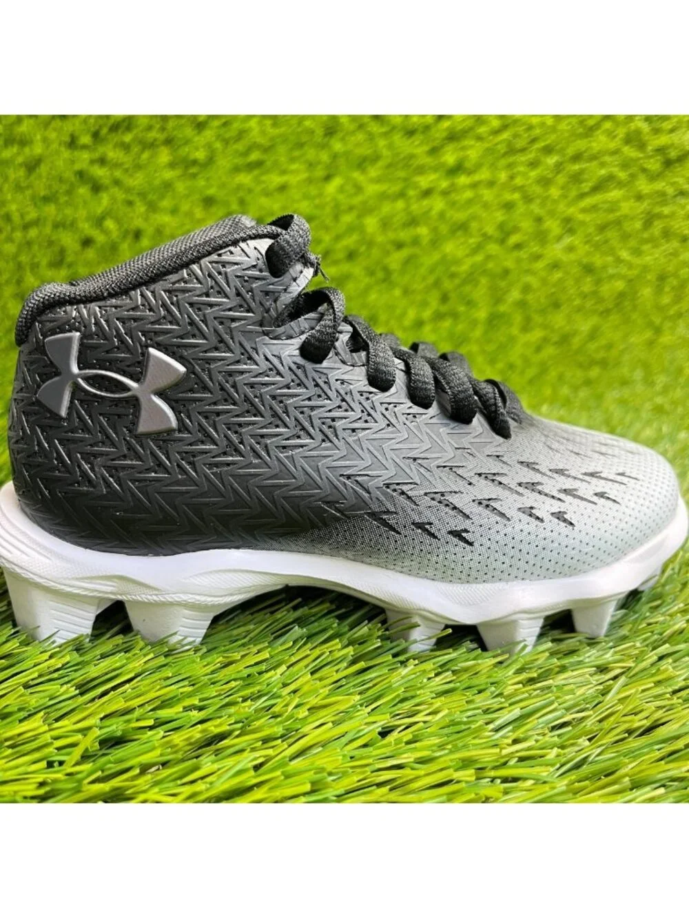 Under Armour Spotlight Franchise 4 RM Boys Size 10K Black White Football Cleats